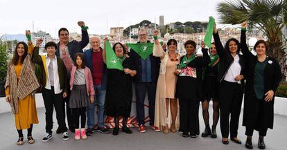 Ativistas e equipe de ‘Que Sea Ley’ posam diante da imprensa. Entre eles, o senador e cineasta Pinheiro Solanas (de pulôver vermelho) e o diretor do filme, Juan Solanas (de óculos).