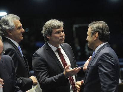 Senador Lindberg Farias conversa com A&eacute;cio Neves.