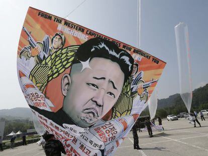 Desertores norte-coreanos lançam balões de protesto contra o regime em direção ao seu país natal.
