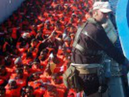 Encontrados mortos 30 imigrantes que viajavam empilhados em uma embarcação pesqueira. O navio tinha 600 pessoas