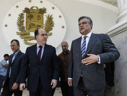 O embaixador espanhol na Venezuela, Jesús Silva (direita), com o presidente da Assembleia Nacional, Julio Borges.