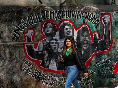 Jovem passa em frente a um grafite alusivo ao XXXIV Encontro Nacional de Mulheres da Argentina, ocorrido em outubro.
