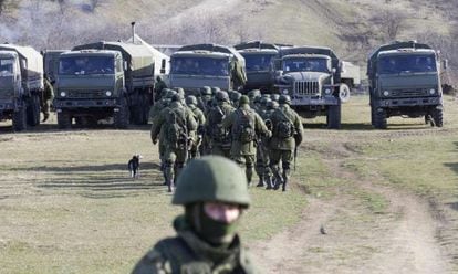 Tropas militares na periferia de Simferopol, Ucrânia.