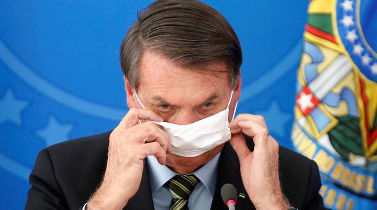 El presidente Bolsonaro se ajusta la mascarilla, este miércoles en Brasilia.