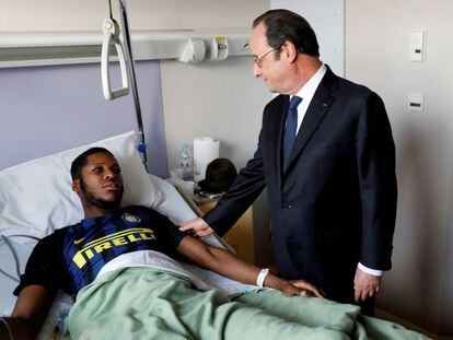 O presidente François Hollande visita a suposta vítima de estupro por parte de policiais no hospital.