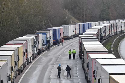 Milhares de caminhoneiros retidos na rodovia M-20, rumo ao porto britânico de Dover, nesta quinta-feira.