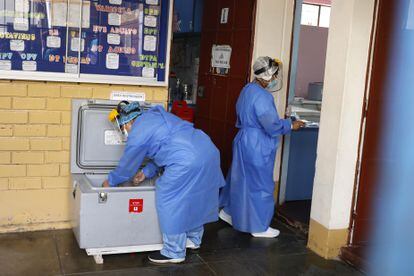 Profissionais sanitários preparam dose da vacina contra a covid-19, em 20 de fevereiro.