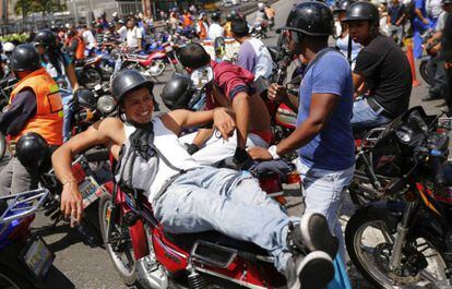 Os motociclistas durante protesto.