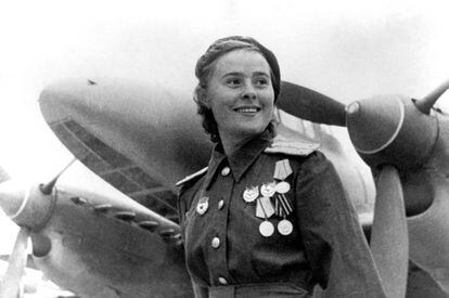Lylia Litvyak, piloto da Força Aérea soviética, durante a batalha de Stalingrado.