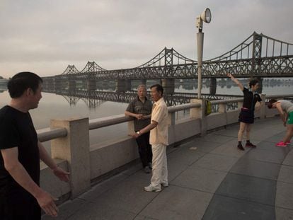 Moradores da cidade de Dandong (China) fazem exercícios próximo à Ponte da Amizade Sinocoreana, que separa a China da Coreia do Norte.