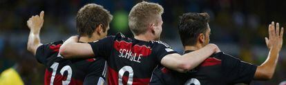 Müller, Schürrle e Özil celebram o gol de Schürrle.