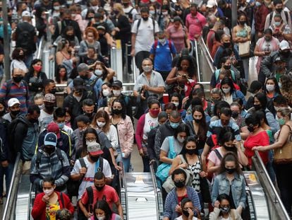 Dezenas de pessoas se aglomeram na Estação da Luz nesta sexta-feira, 26 de fevereiro, em São Paulo.