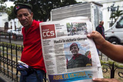 A capa de um jornal de hoje no quarteirão da Assembleia Nacional de Caracas.