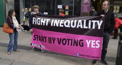 Ativistas pelo ‘sim’ no centro de Dublin: “Combata a desigualdade, comece votando no ‘sim’”.