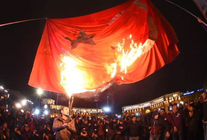 Manifestantes queimam uma bandeira da Turquia nesta sexta feira, em Yerevan, Armênia.