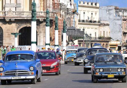 Cuba flexibiliza o mercado de automóveis.