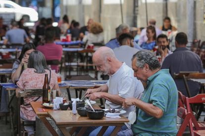 Clientes consomem alimentos e bebidas ao ar livre no terraço de um restaurante no Rio de Janeiro na sexta-feira passada.