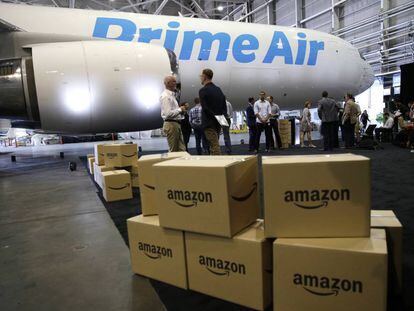 Caixas da Amazon em frente ao primeiro avião da sua nova frota.