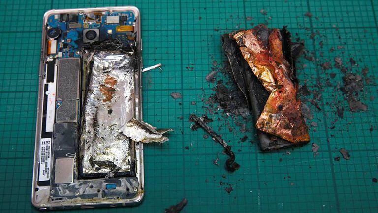 Um Galaxy Note 7 que pegou fogo durante testes no laboratório da Samsung em Cingapura.