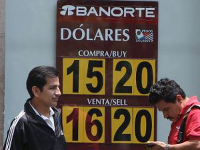 Um banco mexicano exibe a taxa de câmbio.