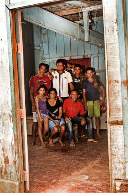 A família, que tinha uma vida sustentável na ilha, foi jogada numa vida de miséria na periferia da cidade.