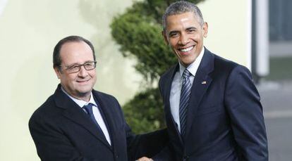 O presidente francês, François Hollande, recebe o presidente dos EUA, Barack Obama, na cúpula de Paris em 30 de novembro.