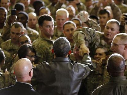 Obama com soldados norte-americanos na base de Bagram, no Afeganistão.