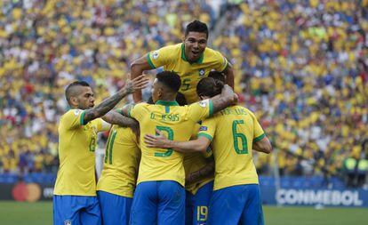 Seleção comemora o terceiro gol, marcado por Everton.