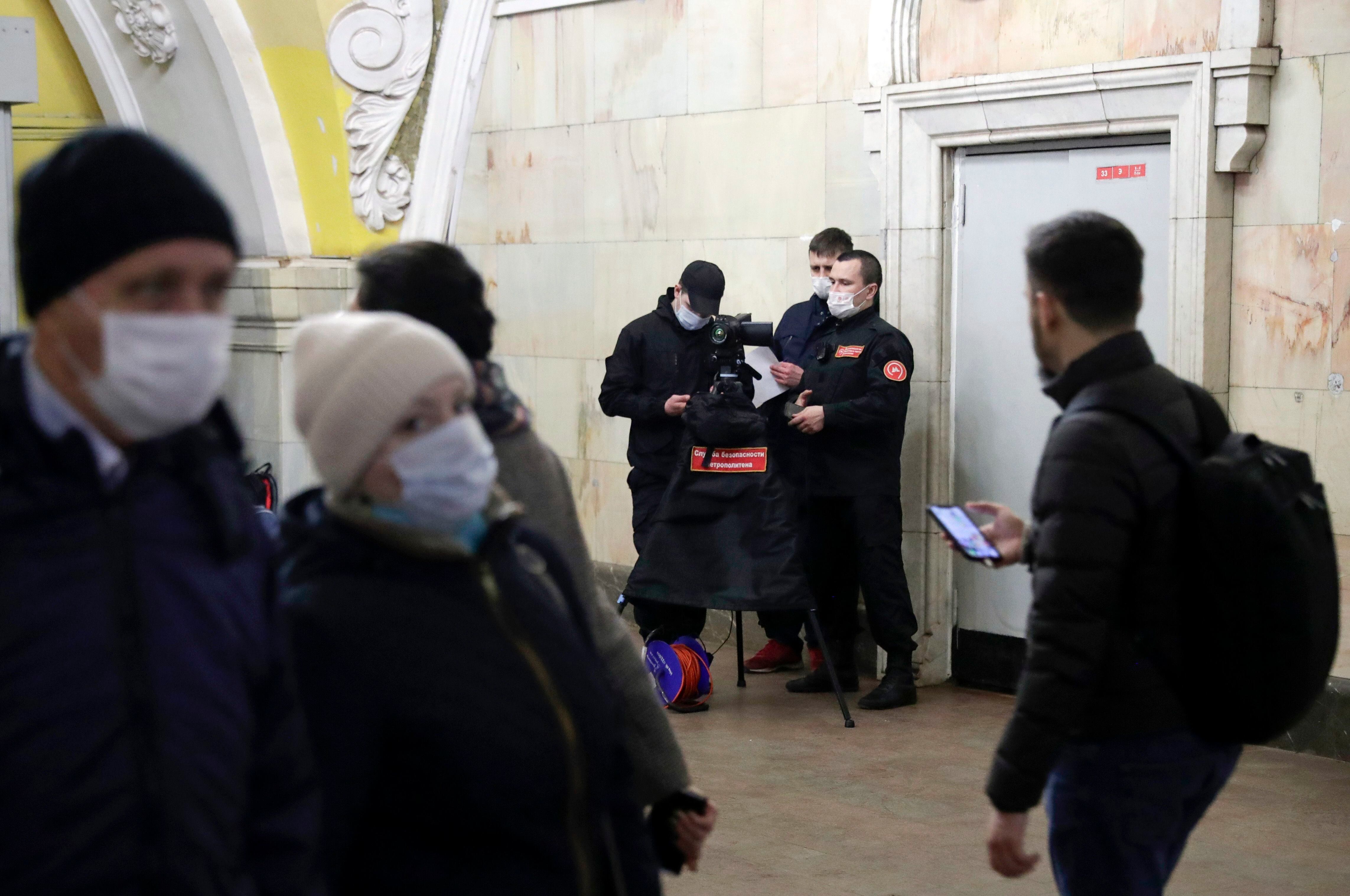 Uma patrulha do metrô de Moscou toma a temperatura dos passageiros, em 18 de março. 