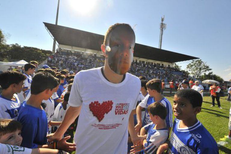 Jogadores do Inter e Aimoré homenageiam Márcio Chagas da Silva.