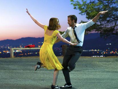 Ryan Gosling e Emma Stone em cena de ‘La la Land: Cantando estações’.