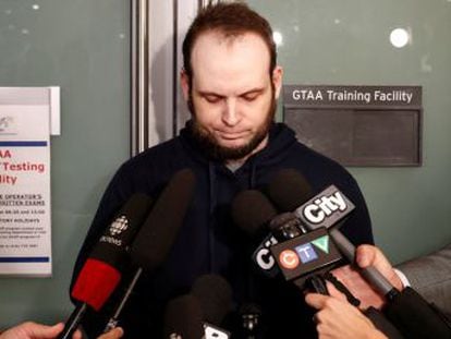 O canadense Boyle, sua mulher e seus três filhos chegam a Toronto dias depois de libertados no Paquistão