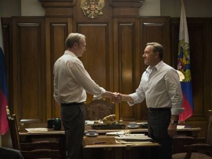 Lars Mikkelsen (à esquerda) e Kevin Spacey, em cena da terceira temporada de House of Cards.