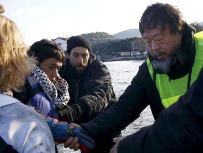 Ai Weiwei ajuda refugiados na ilha de Lesbos esta semana.