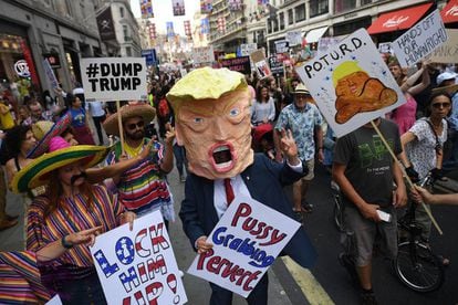 Manifestantes contra a visita de Trump na sexta-feira em Londres.