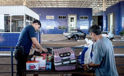 Agente inspeciona bagagem em Foz do Iguaçu, fronteira do Brasil com o Paraguai.