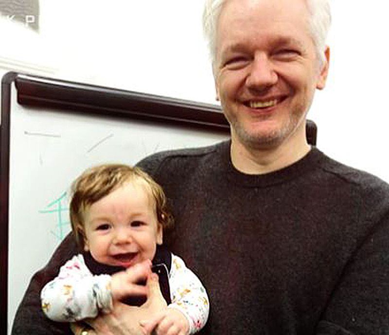 Assange com um de seus filhos em uma imagem do programa '60 minutes Australia'. 