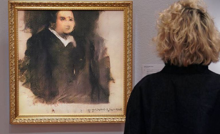 Uma mulher diante do 'Portrait d’Édouard Belamy', criado por um algoritmo, na sala Christie’s de Nova York.
