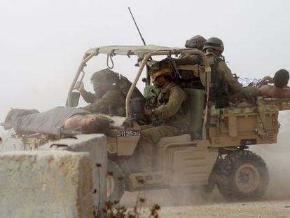Soldados israelenses perto da fronteira de Gaza com Israel.