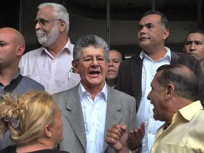 Novo presidente da Assembleia Nacional, deputado Henry Ramos Allup (centro).