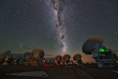 As antenas do telescópio ALMA, no Chile, um dos que foram usados para captar a fusão das duas estrelas de nêutrons.