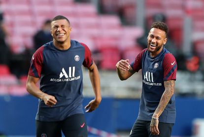 Mbappé e Neymar riem durante o treinamento anterior à final.