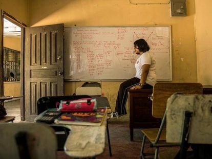 Geraldine Suzette Matute, de 16 anos, numa sala da sua escola, em Honduras. A menina foi vítima de ‘bullying’ em vários colégios, o que a levou a uma depressão.