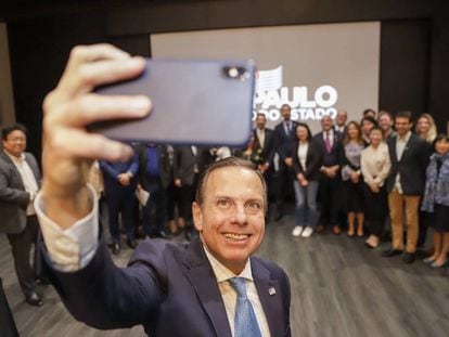 O governador João Doria tira selfie com os correspondentes.