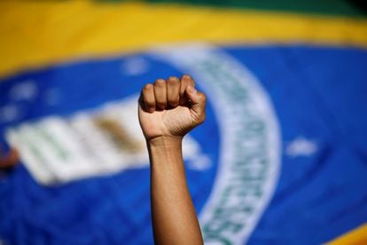 Manifestante protesta contra o racismo no Brasil e em defesa das vidas negras em um ato em 21 de junho deste ano em Brasília.