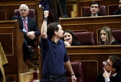 Pablo Iglesias levanta o punho no Congresso depois de jurar seu cargo de deputado.
