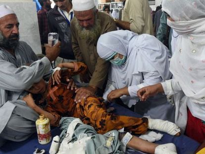 Criança paquistanesa ferida no terremoto.