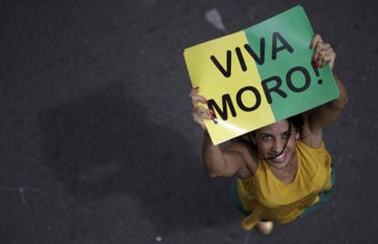 Manifestante durante ato contra o Governo Dilma Rousseff, neste domingo em Bras&iacute;lia.
