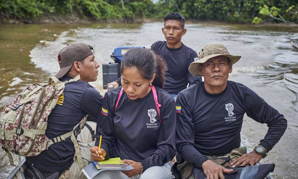Integrantes da guarda indígena ambiental durante una navegação de rotina pelo rio Amacayacu, próximo à comunidade de San Martín. 