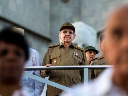 Raúl Castro assiste a um desfile em homenagem a seu falecido irmão Fidel Castro em Havana.